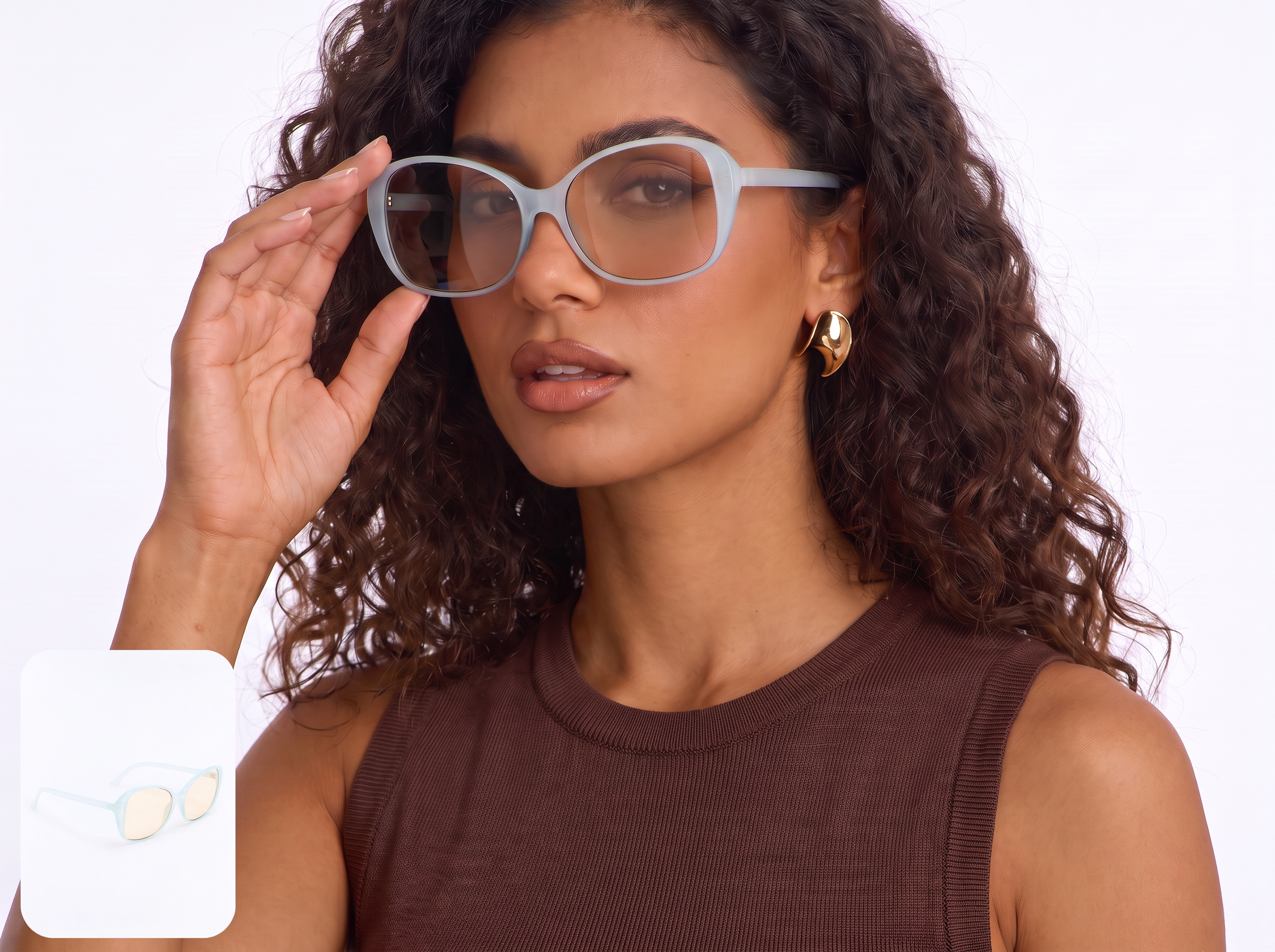 Modelo con lentes de sol azules creada mediante prueba virtual con IA