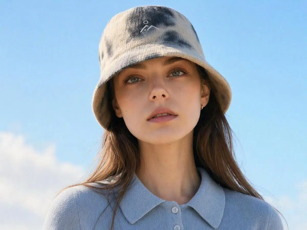 Modelo femenina usando un gorro de pescador tie-dye al aire libre bajo un cielo azul
